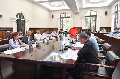 中國(guó)(云南)自貿(mào)試驗(yàn)區(qū)顧問(wèn)委員會(huì)第一次決策咨詢專題會(huì)暨顧委會(huì)揭牌儀式舉行